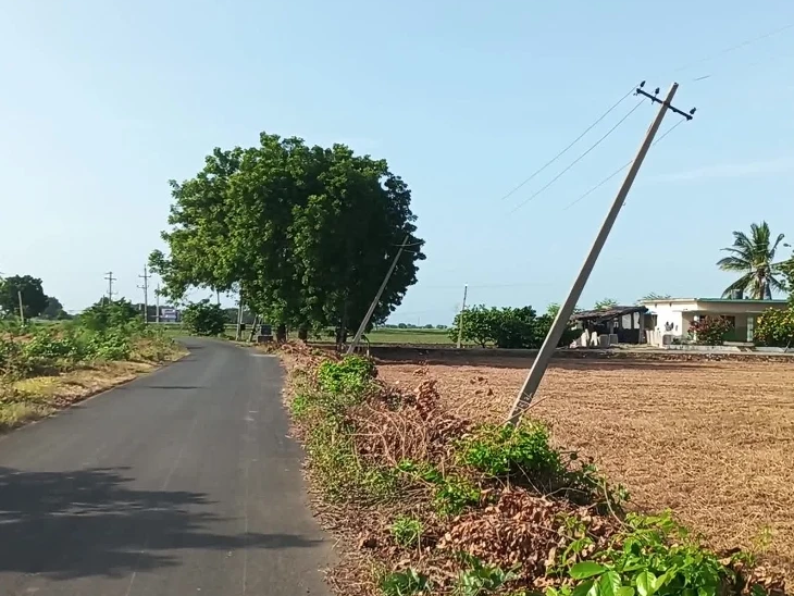 మైదుకూరులో ఒరిగిన స్తంభాలు.. పొంచి ఉన్న ప్రమాదం