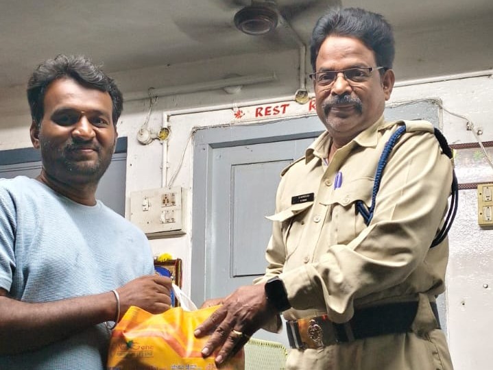 దొరికిన బ్యాగ్‌ను అప్పగించిన ఆర్టీసీ హెడ్ కానిస్టేబుల్