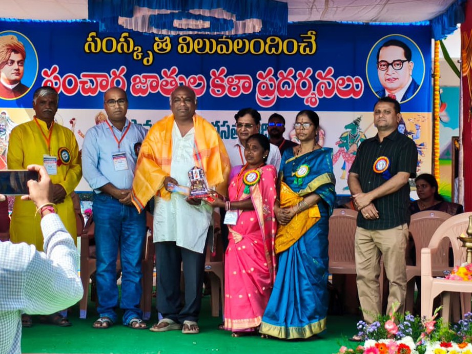 ఉత్తమ గేయ రచయితగా ఎంపికైన డాక్టర్ ఎర్ర హరికిషన్