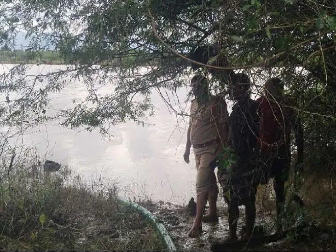 కాలుజారి వాగులో పడి వ్యక్తి గల్లంతు