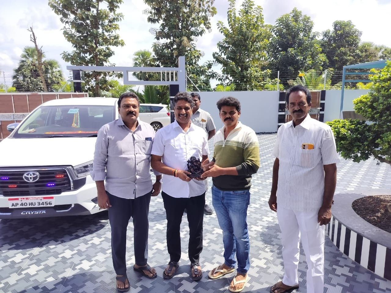 మర్యాదపూర్వకంగా కలిసిన ఎమ్మెల్యేలు