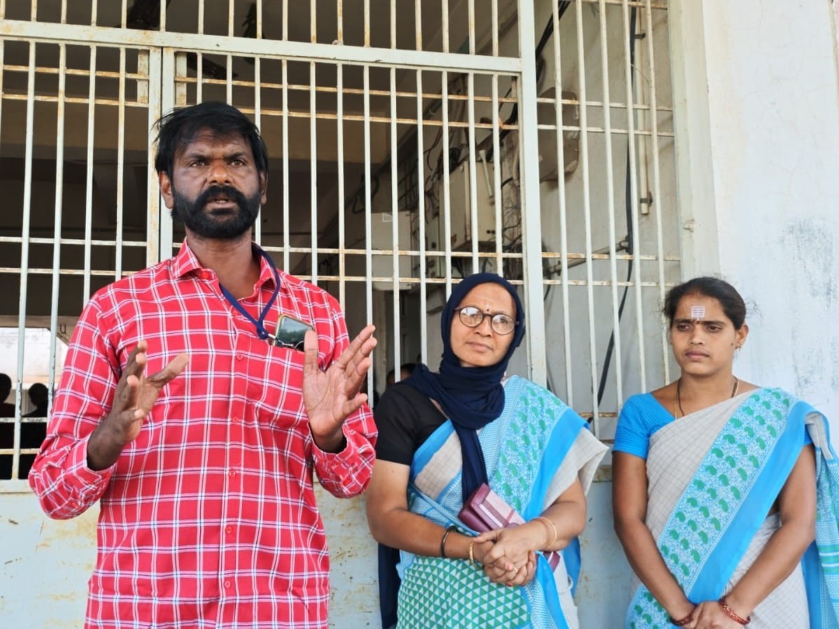 ‘హాస్టల్ వార్డెన్‌పై చర్యలు తీసుకోవాలి’