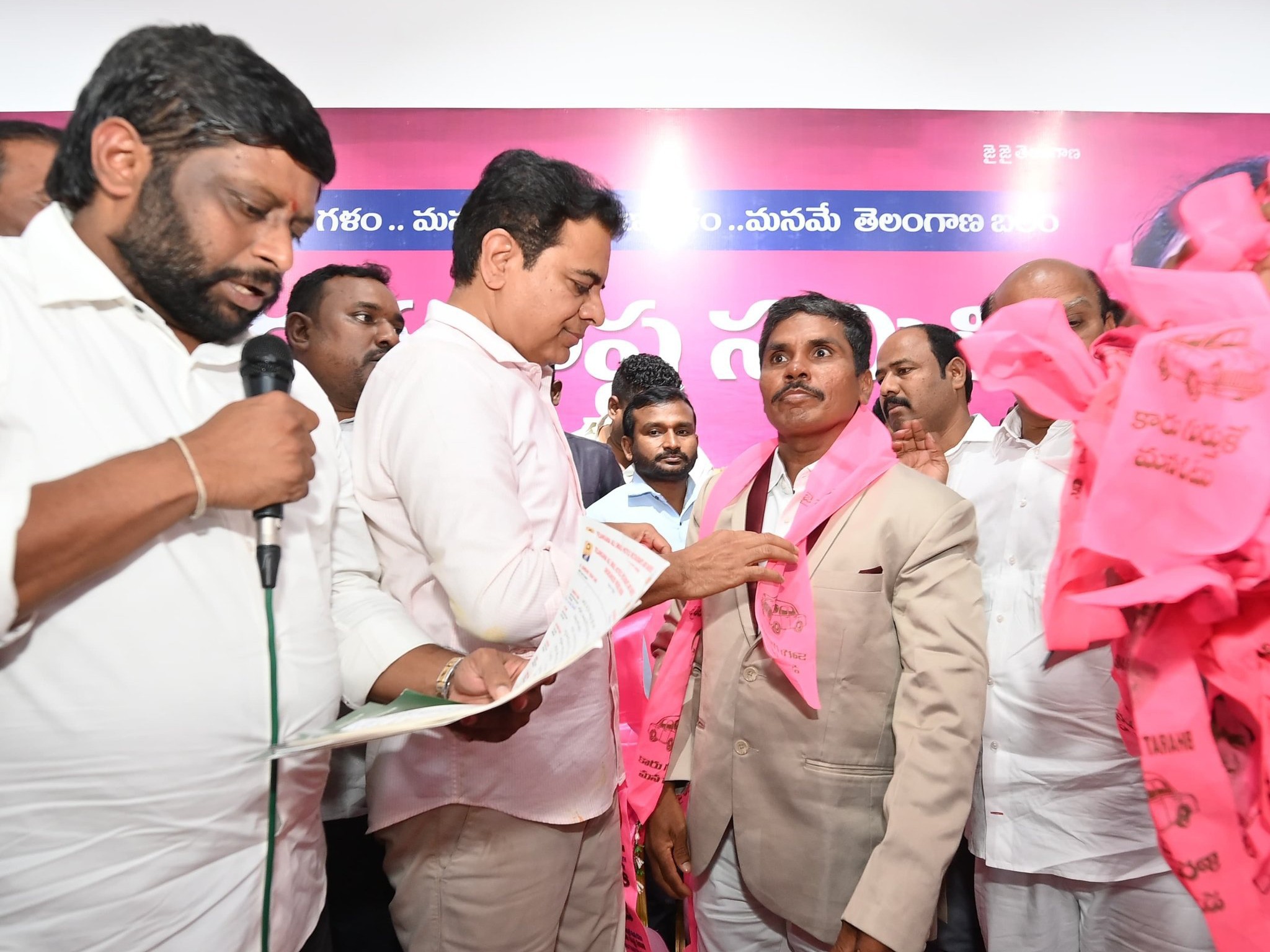 హోటల్ కార్మికులకు ఎలాంటి ఇబ్బంది కలిగించలేదు: KTR