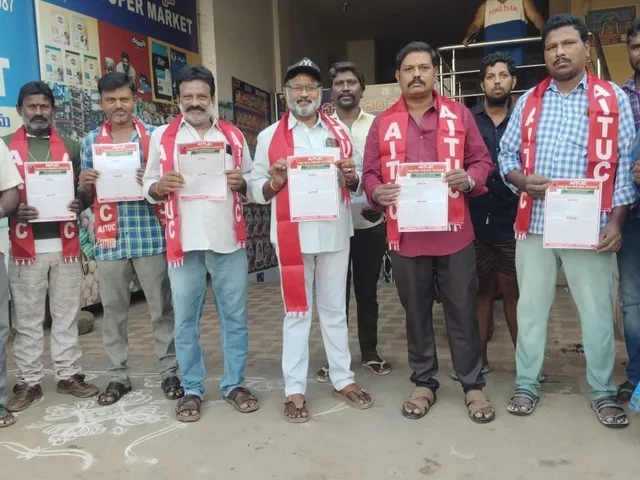 AITUC ఆధ్వర్యంలో భవన నిర్మాణ కార్మికుల ధర్నా
