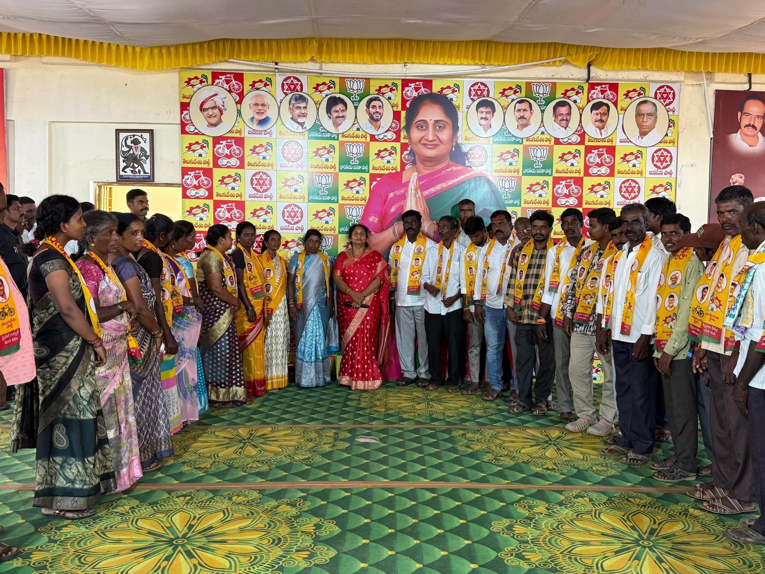 మంత్రి సవిత సమక్షంలో 30 కుటుంబాలు చేరికలు