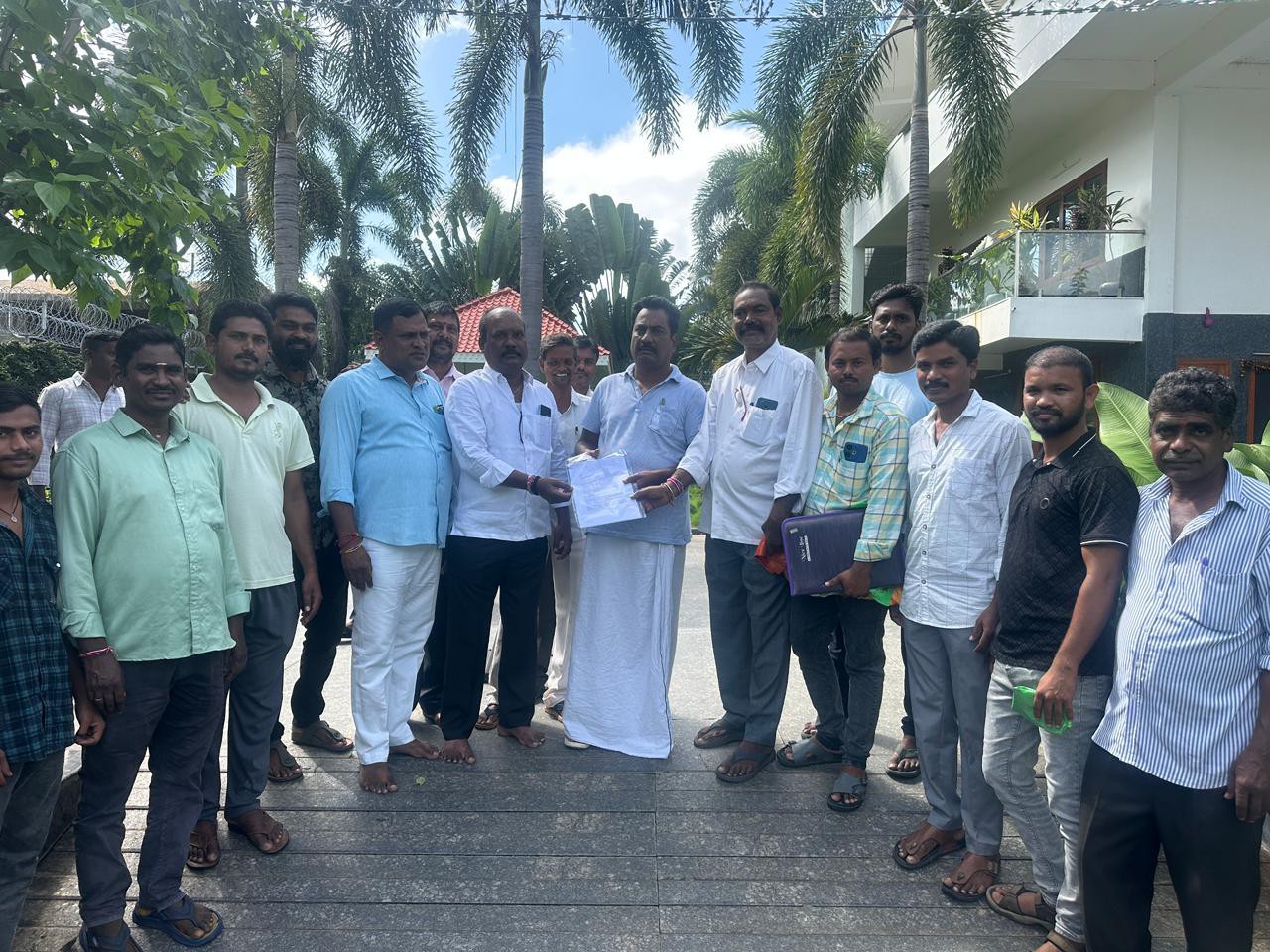 ఆయిల్ ఫెడ్  ఛైర్మన్ రాఘవ రెడ్డికి రైతుల వినతి పత్రం
