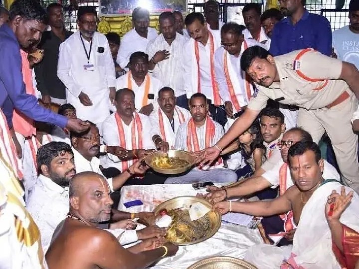 అధికారుల సమక్షంలో అర్చకులకు ఆభరణాల అందజేత