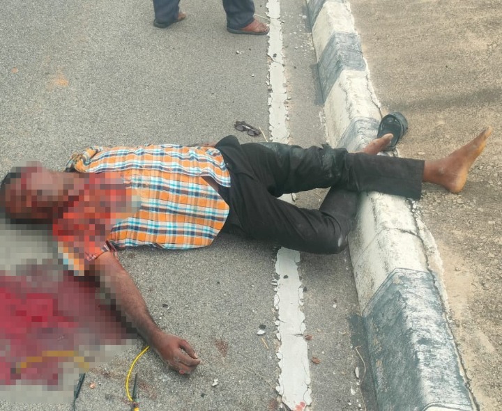 డివైడర్‌ను ఢీకొన్న వ్యక్తి అక్కడికక్కడే మృతి