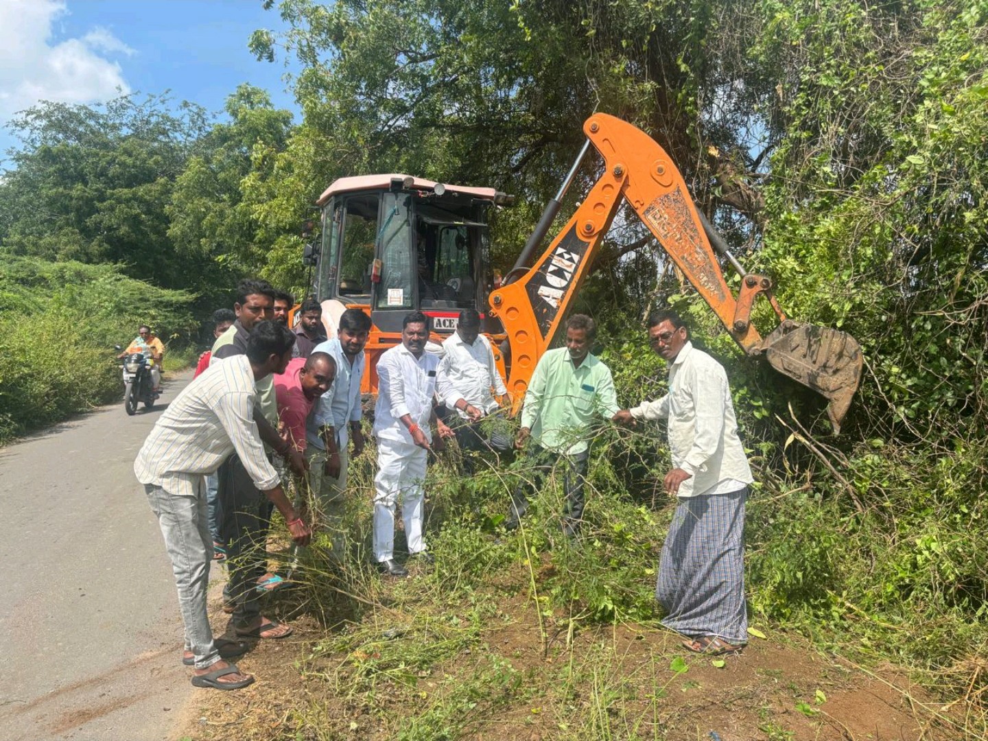 రోడ్డు‌కి ఇరువైపుల ఉన్న చెట్లు తొలిగింపు