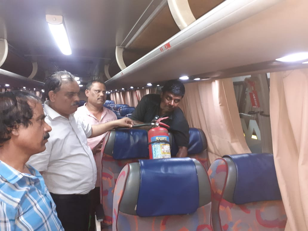 విశాఖలో ప్రైవేటు బస్సుల తనిఖీ