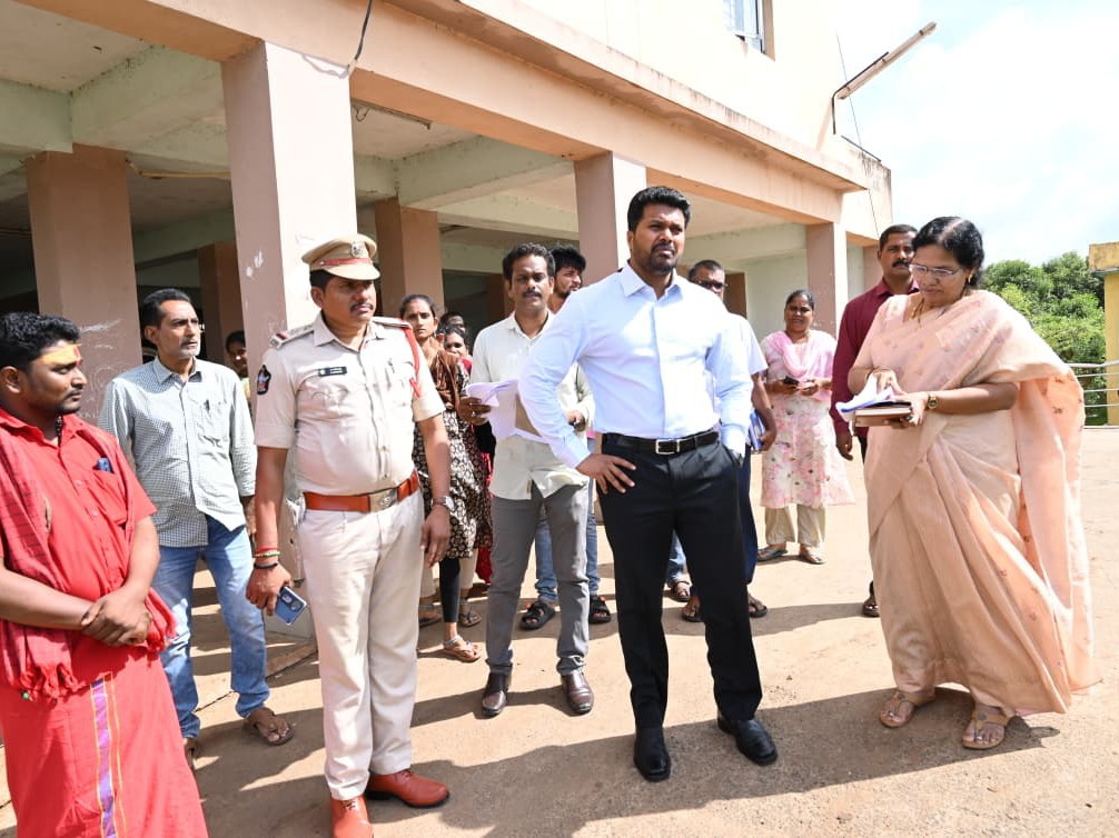 తుఫాన్ షెల్టర్లను పరిశీలించిన కలెక్టర్
