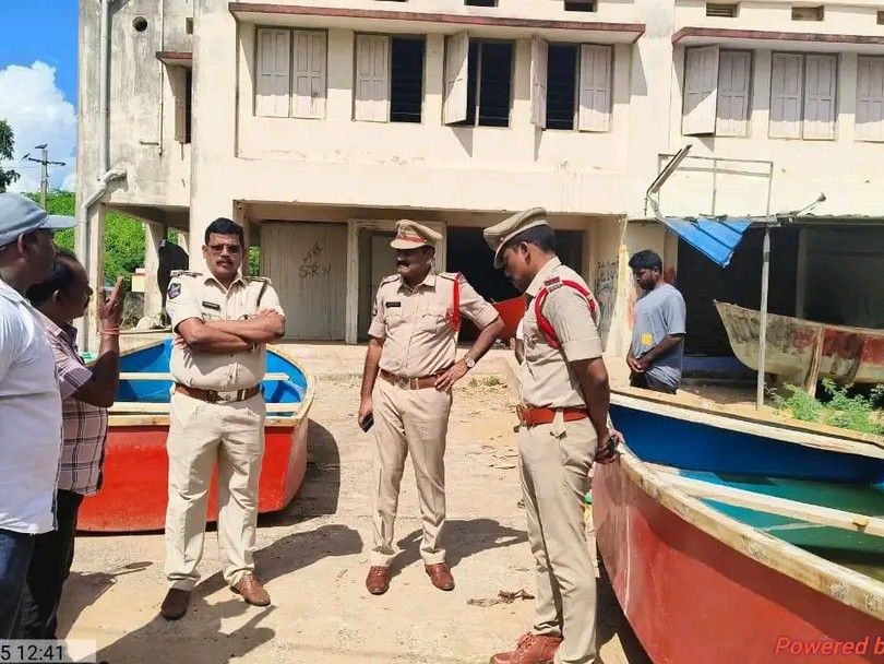 తుఫాన్ పునరావాస కేంద్రాలను పరిశీలించిన డీఎస్పీ