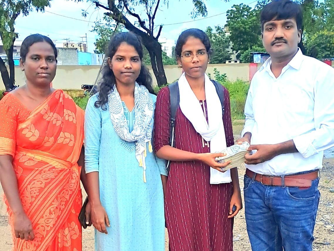 విద్యార్థిని చదువుకు ఆర్థిక సాయం అందజేత