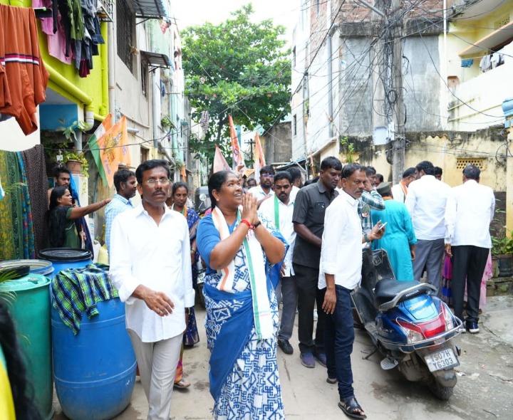 కాంగ్రెస్ అభ్యర్థికి మద్దతుగా ప్రచారం చేసిన మంత్రి