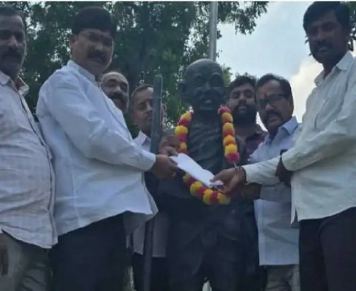 రిజర్వేషన్ అమలు చేయాలని గాంధీ విగ్రహానికి వినతి పత్రం