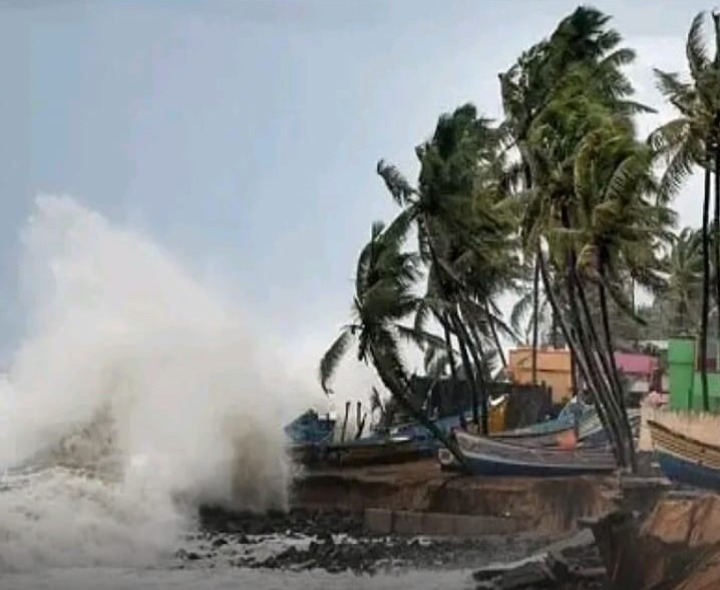 కోస్తా జిల్లాలపైకి దూసుకొస్తున్న మొంథా తుఫాను