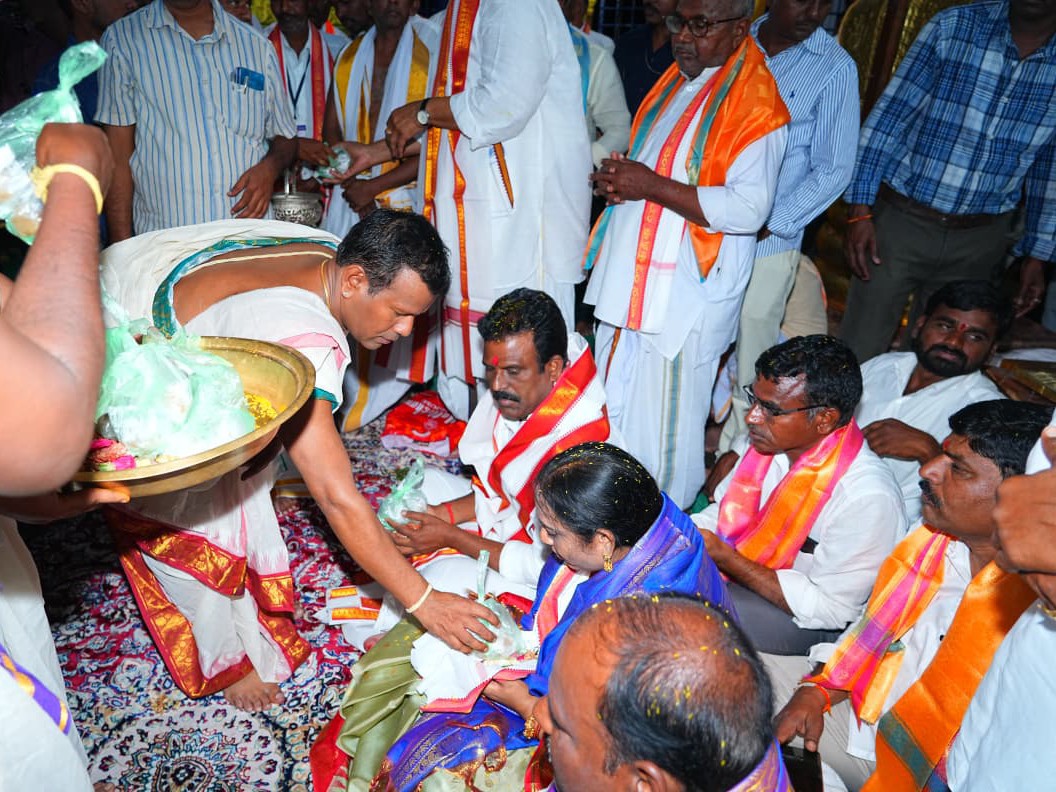 కురుమూర్తి స్వామికి ఎమ్మెల్యే దంపతుల పూజలు