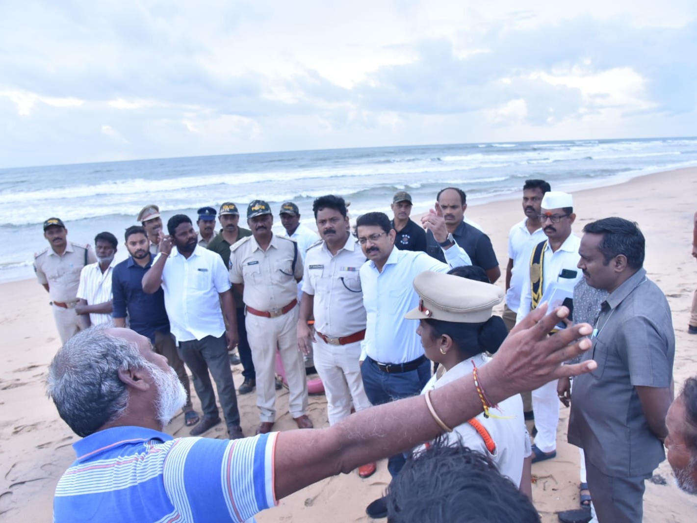 ముక్కాంలో పర్యటించిన కలెక్టర్, ఎస్పీ