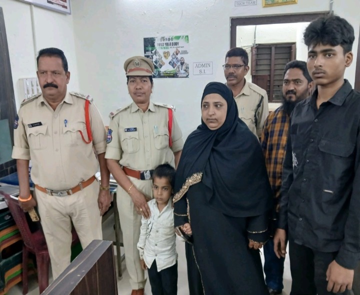 తప్పిపోయిన బాలుడిని తల్లిదండ్రులకు అప్పగించిన సీఐ సువర్ణ
