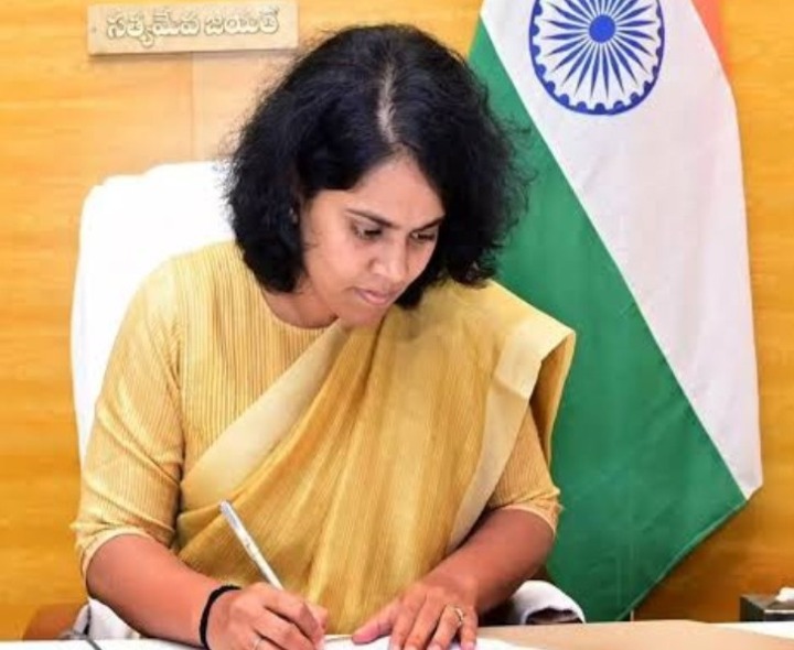 తుఫాను కారణంగా ప్రజలు అప్రమత్తంగా ఉండాలి: కలెక్టర్