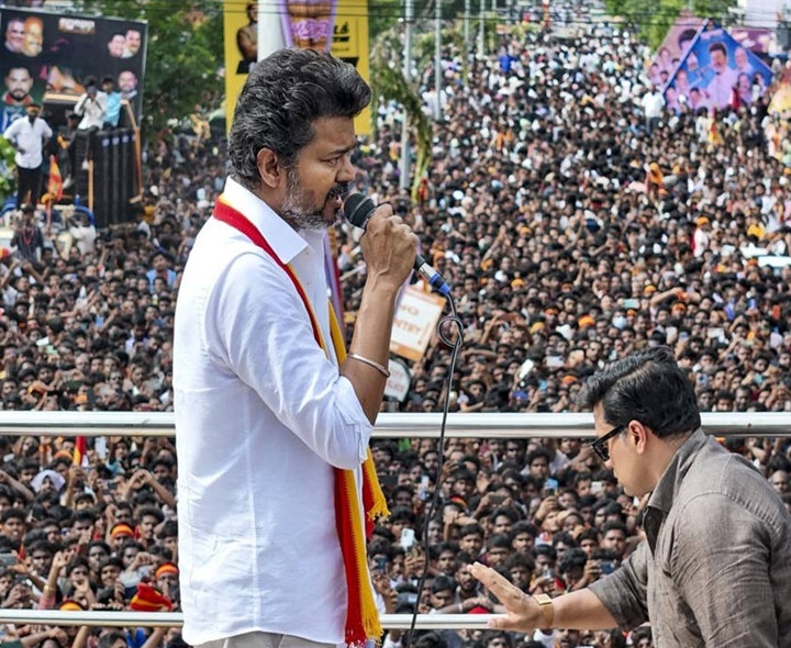 తొక్కిసలాట బాధిత కుటుంబాలను కలిసిన విజయ్‌
