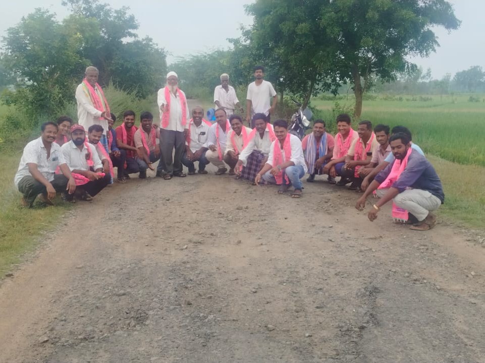 రాస్తారోకో నిర్వహించిన బీఆర్ఎస్ నాయకులు