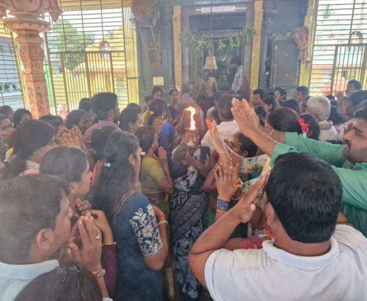 భ్రమరాంబి ఆలయానికి పోటెత్తిన భక్తులు