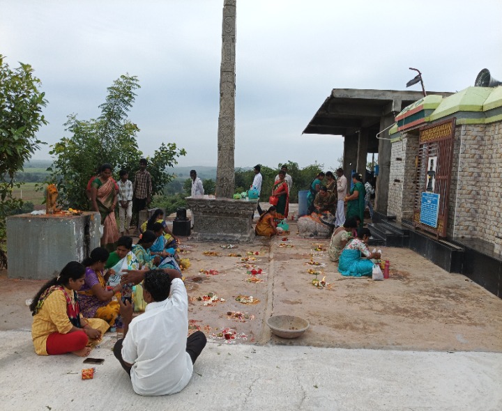 పంచలింగాల కొండపై ప్రత్యేక పూజలు