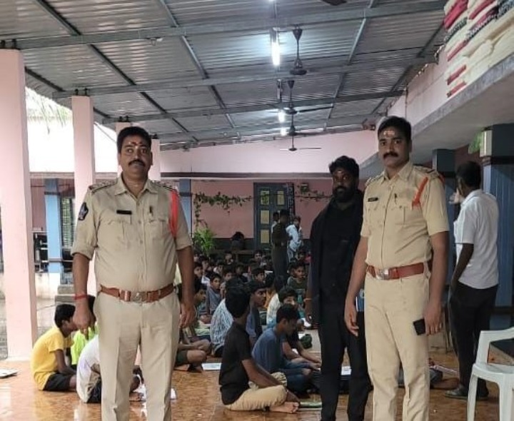 హాస్టల్ భవనాలను పరిశీలించిన సీఐ