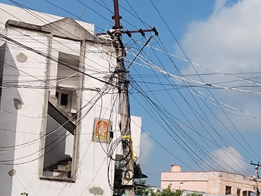 శిథిలావస్థకు చేరిన విద్యుత్తు స్తంభం
