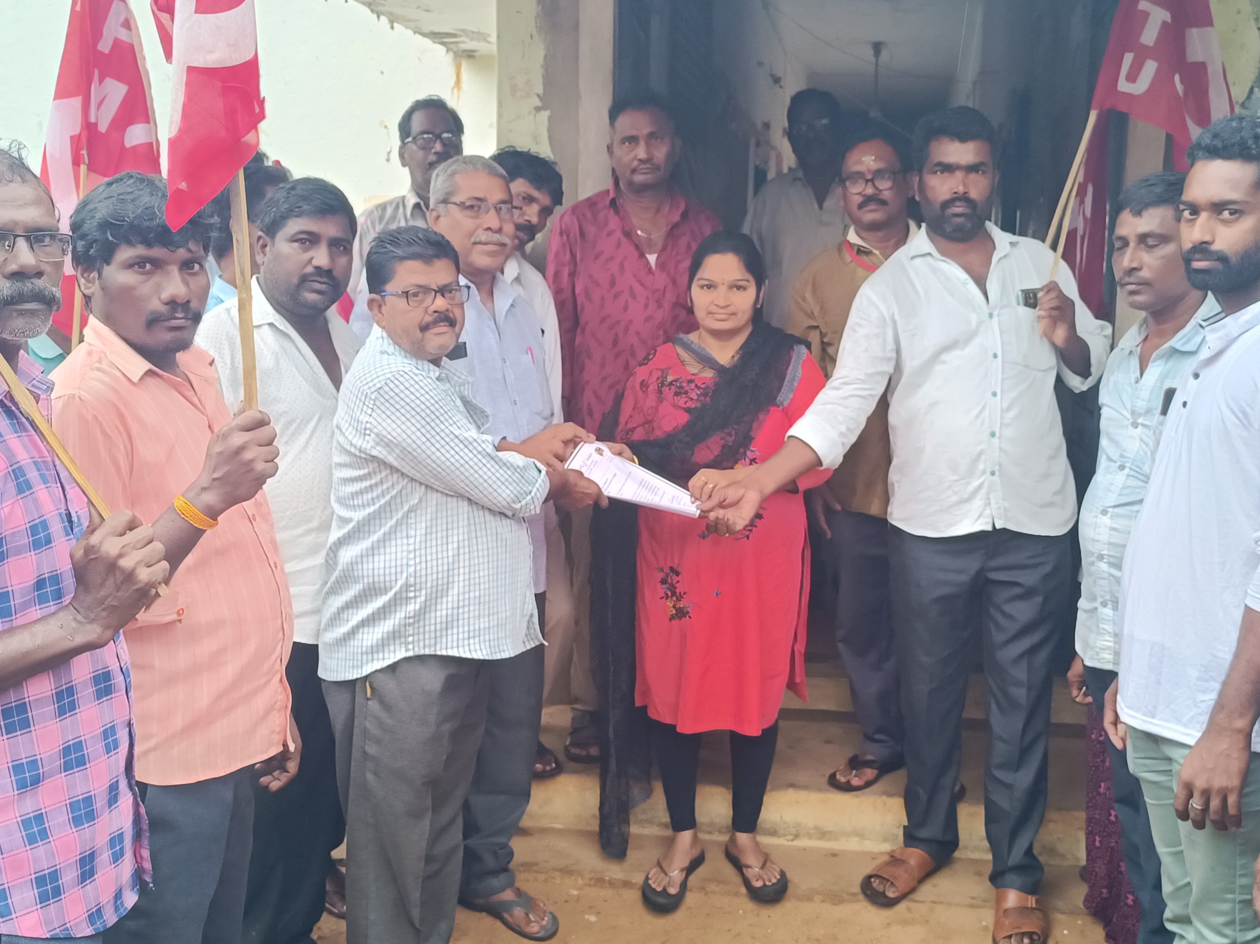 బుచ్చిలో ఆటో కార్మికులు నిరసన