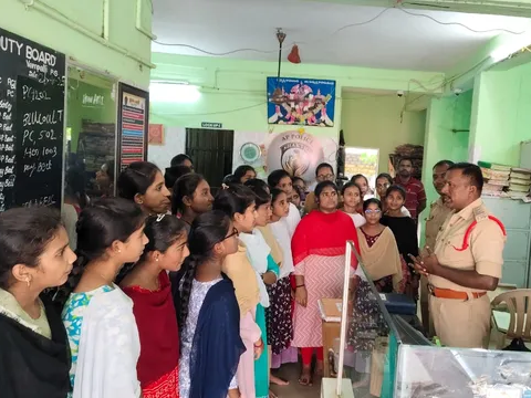 పోలీస్ వ్యవస్థపై విద్యార్థినిలకు అవగాహన