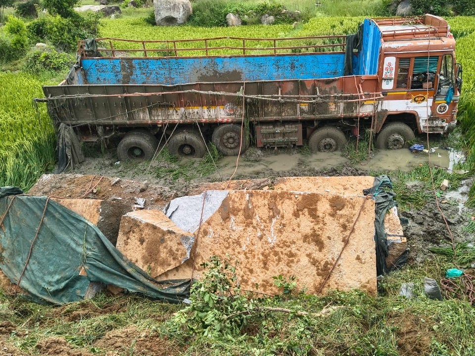 పల్టీలు కొట్టిన గ్రానైట్ లారీ
