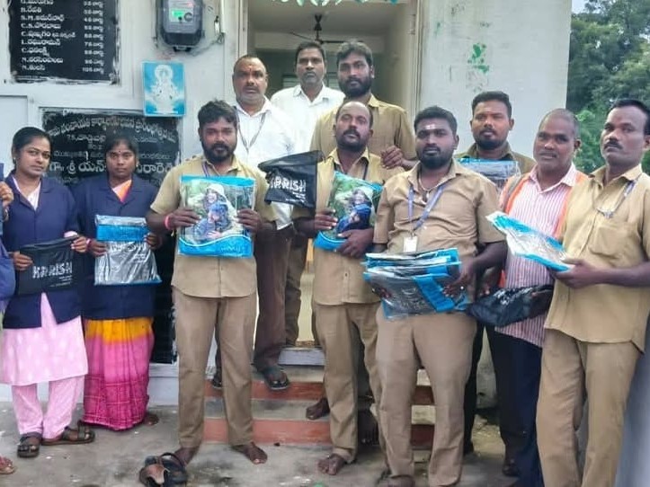 పారిశుద్ధ్య కార్మికులకు రెయిన్ కోట్లు పంపిణీ