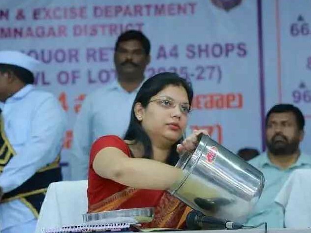 లక్కీ డ్రా తీస్తున్న కలెక్టర్