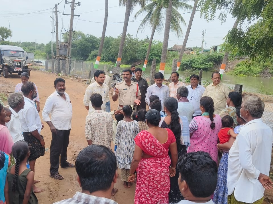 ప్రజలను సురక్షిత ప్రాంతానికి తరలించిన ఎస్సై