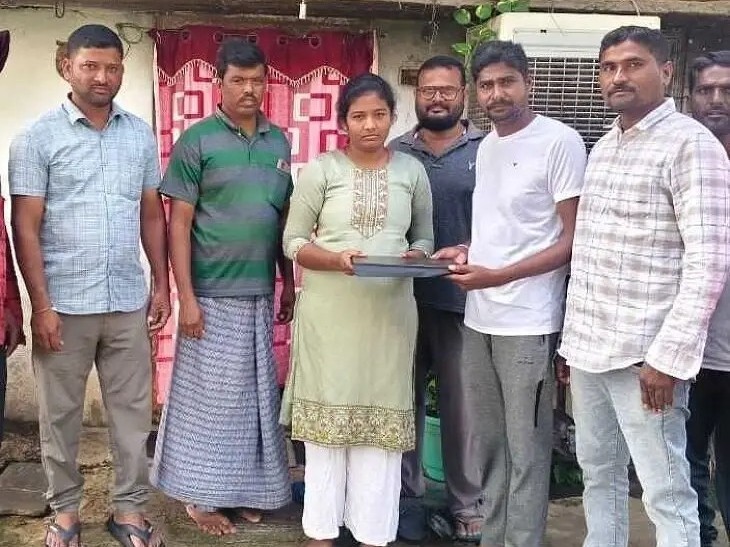 విద్యార్థినికి ల్యాప్‌టాప్ అందజేత