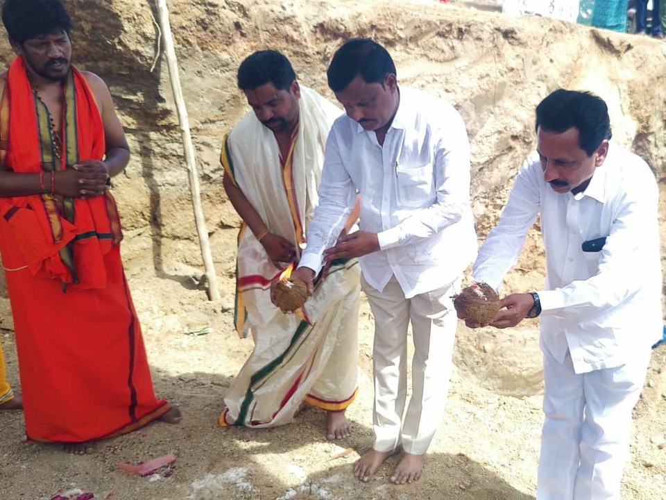 ఆలయ శంకుస్థాపనలో పాల్గొన్న మాజీ ఎమ్మెల్యే