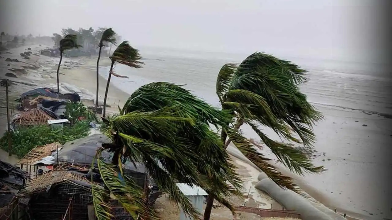 మొంథా తుఫాన్.. కురుస్తున్న భారీ వర్షం