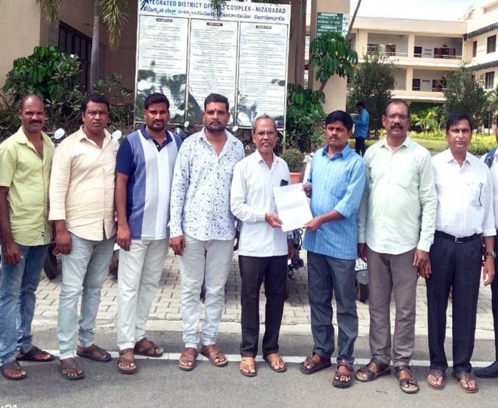 ‘ఇళ్లలోకి వస్తున్న సాగునీటి సమస్యను పరిష్కరించాలి’