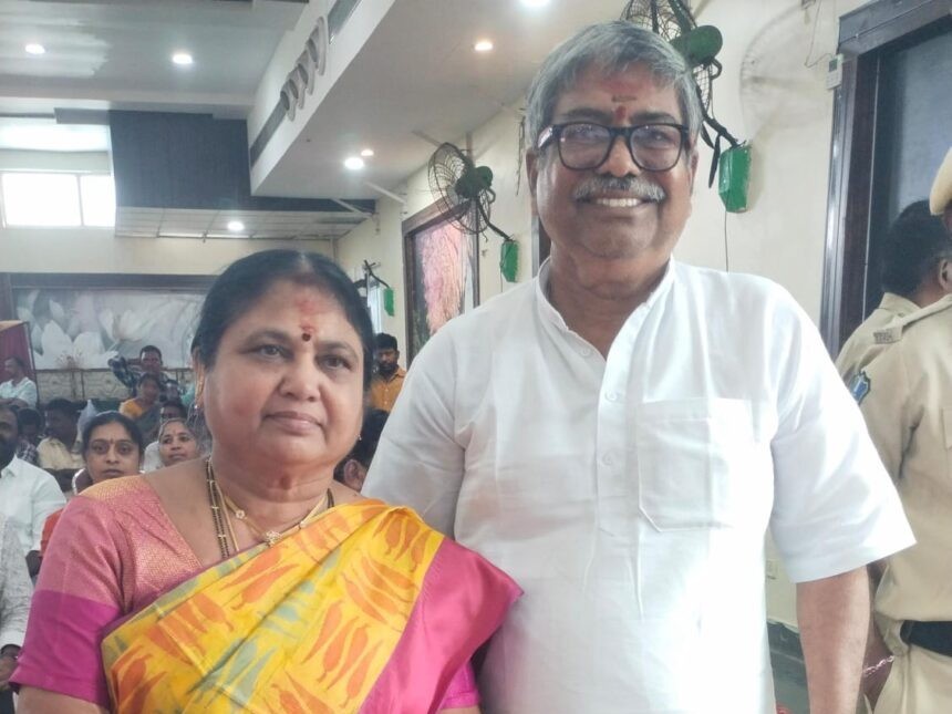 రెండు షాపులను గెలుపొందిన దంపతులు