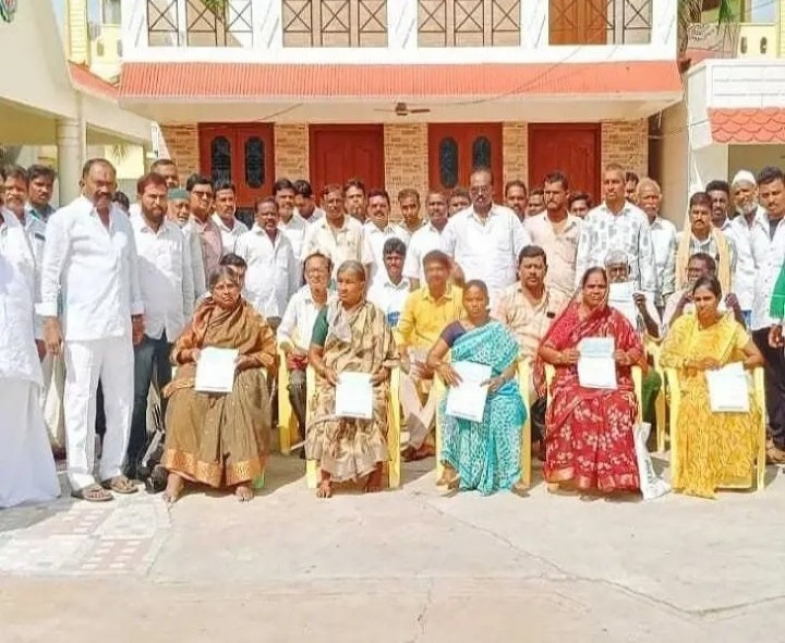 CMRF చెక్కులను పంపిణీ చేసిన ఇంఛార్జ్