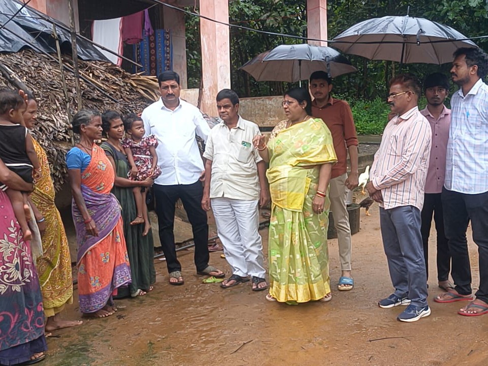 ఎస్.కోట మండలంలో పర్యటించిన ఎమ్మెల్యే కోళ్ల