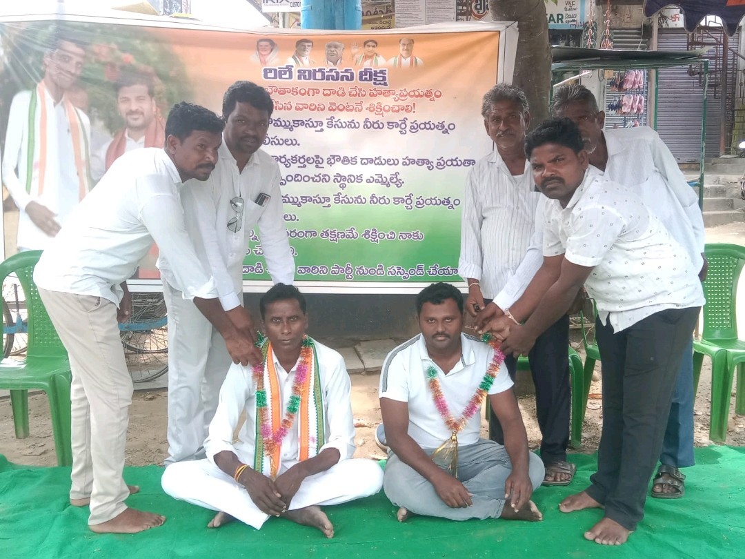 న్యాయం చేయాలని అంబేద్కర్ విగ్రహం ఎదుట నిరాహార దీక్ష