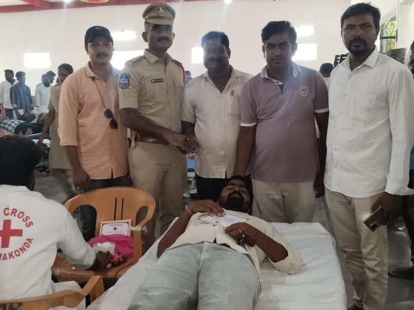 రక్తదాన శిబిరం ప్రారంభించిన పట్టణ సీఐ