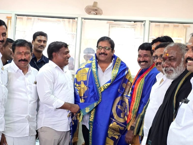 ఎమ్మెల్యేను సన్మానించిన ఏఎంసీ చైర్మన్లు