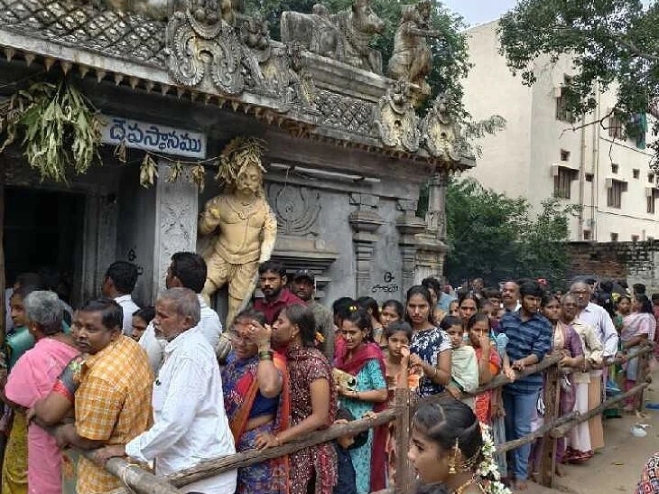 కార్తీక సోమవారం సందర్భంగా భక్తుల రద్దీ