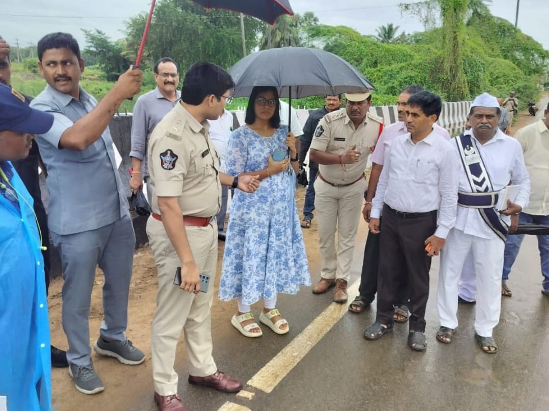 నూజివీడులో అధికారులు పర్యటన