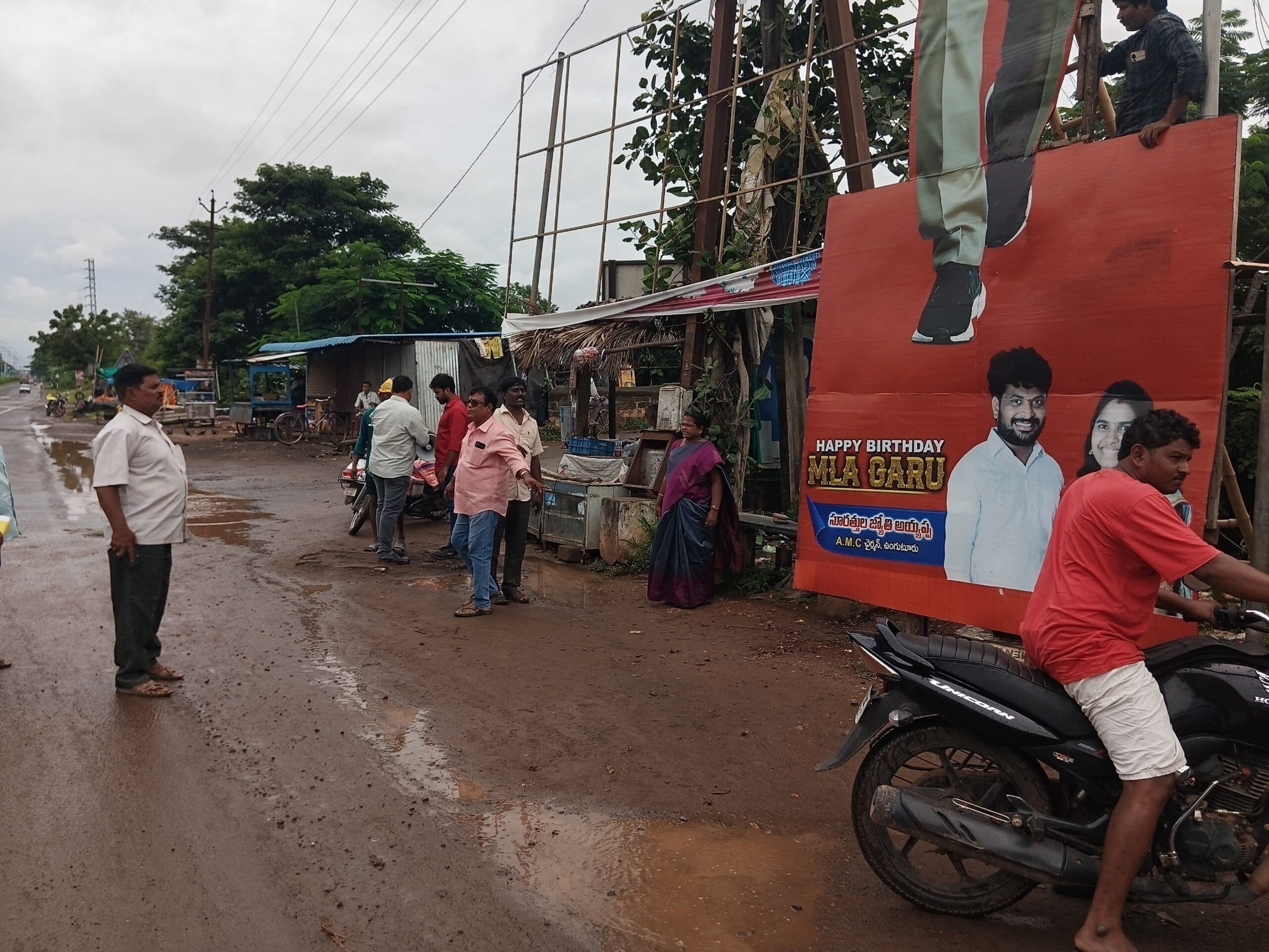 దగ్గరుండి పెక్సీలను తొలగిస్తున్న DLPO