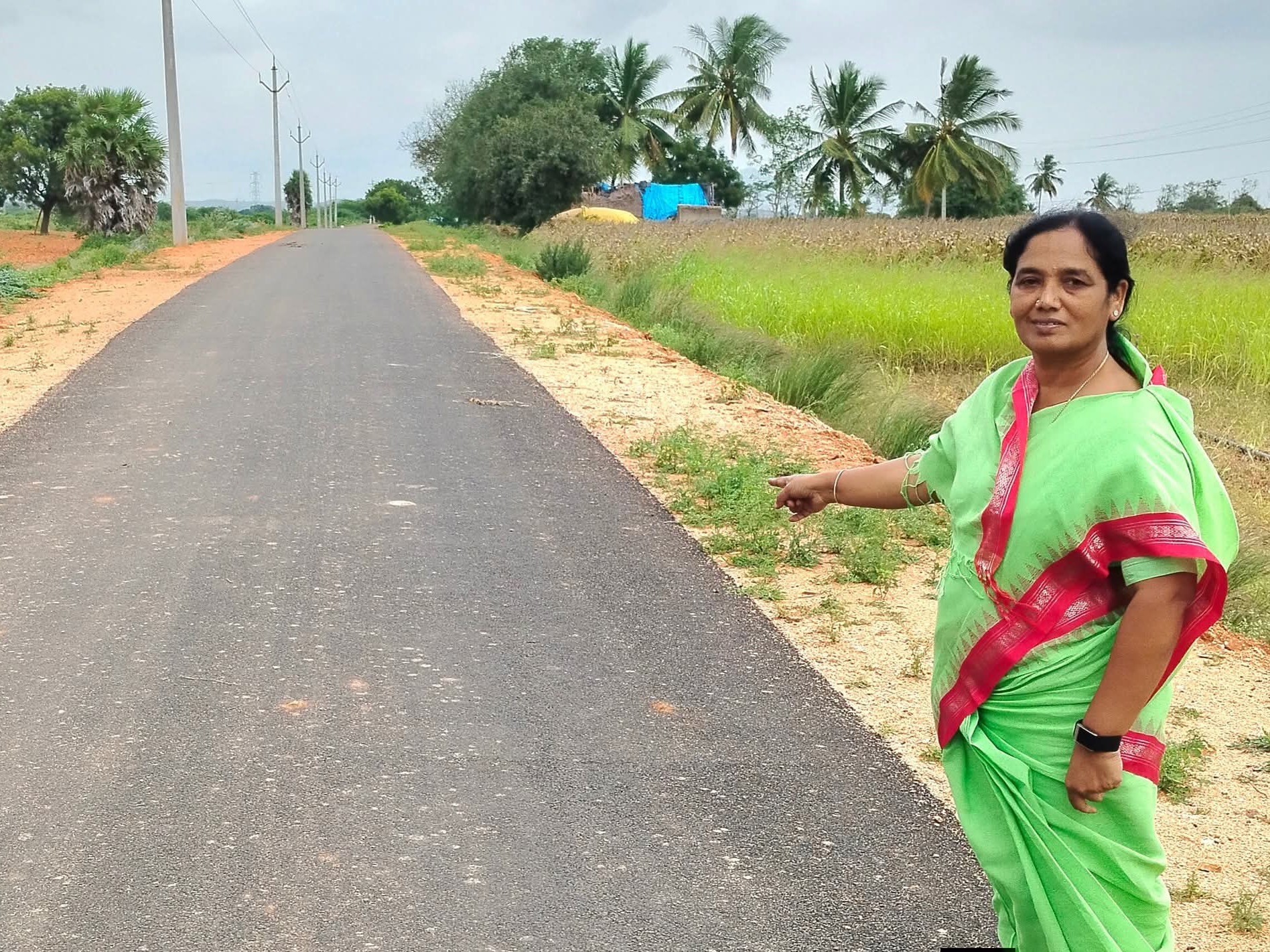 రోడ్డు పనులను పరిశీలించిన ఎమ్మెల్యే